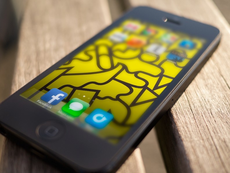 iPhone 5 At The Beach PSD Template