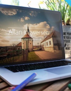 5 Photo Realistic Macbook Mockups PSD